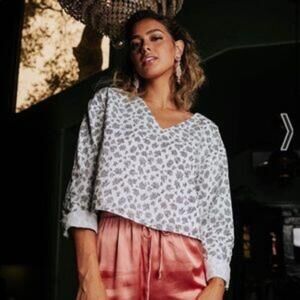 NWT Bobbie Wren White & Black Floral Cotton Long Sleeve Lounge Top Size Medium